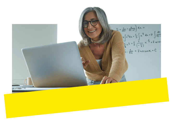 Une éducatrice dispense un cours en visio à son élève via un ordinateur portable en utilisant GoTo Connect.