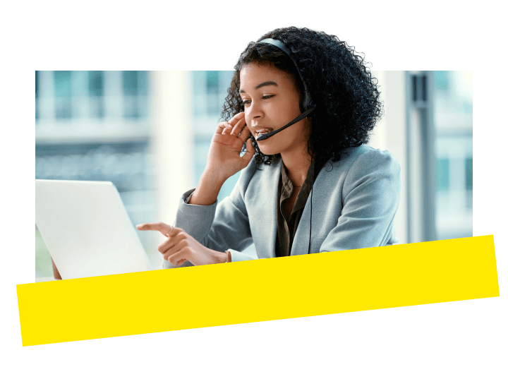 Un representante gubernamental se comunica con su equipo de forma eficaz utilizando GoTo Connect a través de diversos canales.