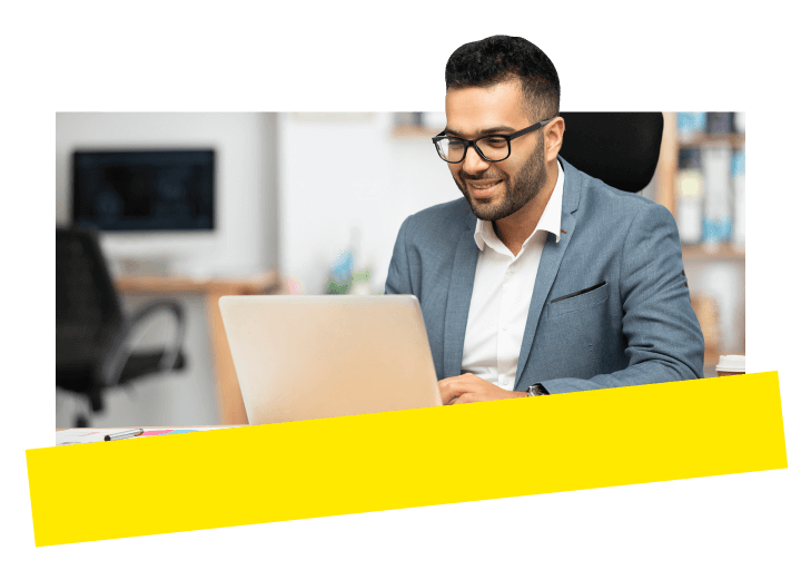 Un fonctionnaire qui gère en toute transparence les demandes des électeurs à l'aide des outils d'IA de GoTo Connect.