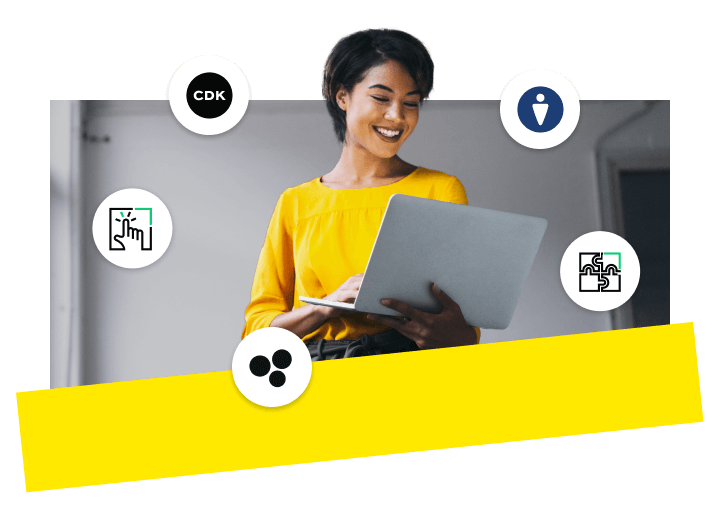 Un administrador gubernamental gestiona su CRM de forma fluida y segura mediante GoTo Connect.